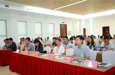 300多位業(yè)內(nèi)專家建言新能源汽車產(chǎn)業(yè)發(fā)展——聚焦充電信息化開發(fā)運(yùn)營(yíng)新路徑